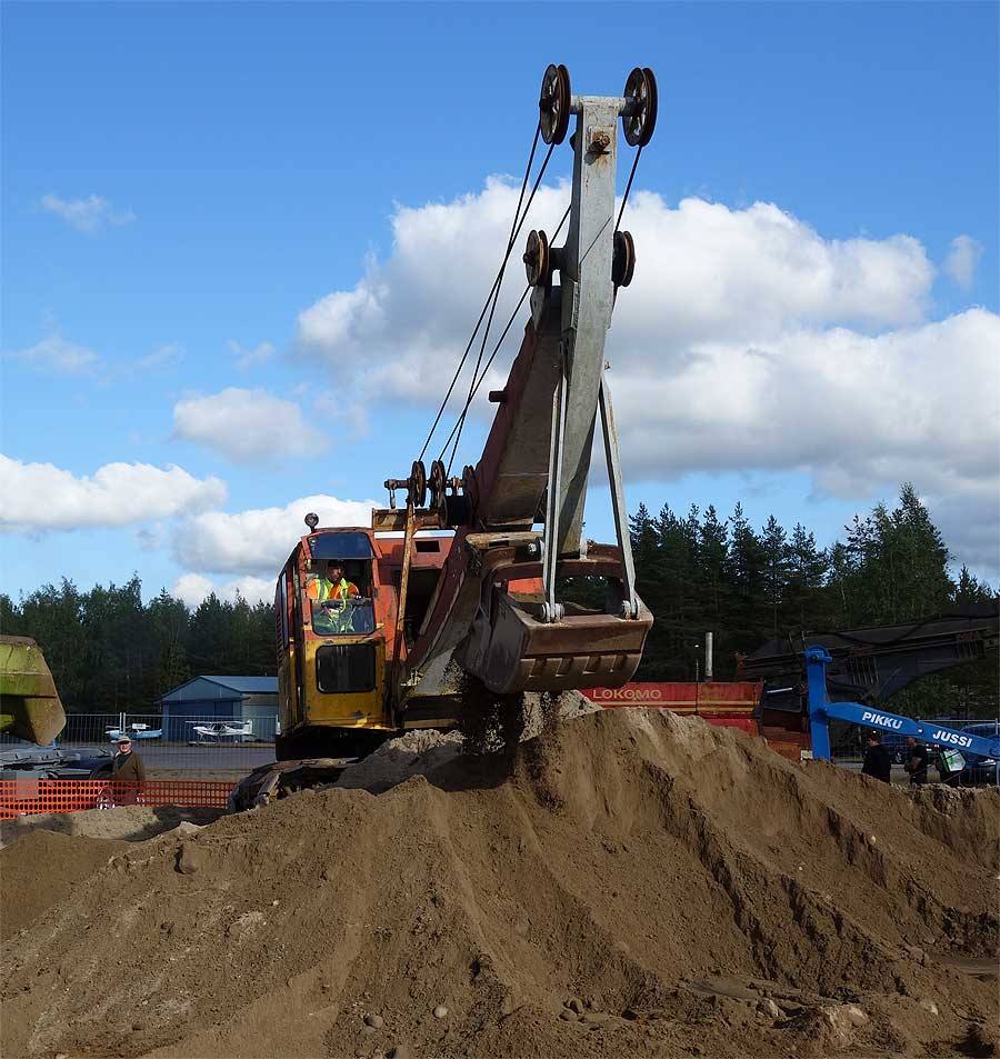 Teijo Skyttä kaivaa Jussi 610-vaijerikaivinkoneella.