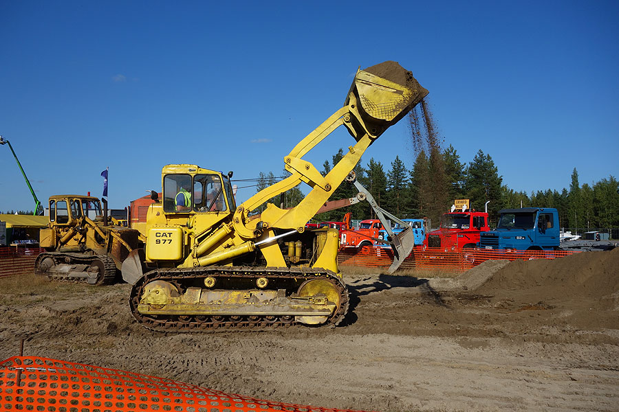 Teijo Skytän Traxcavator 977 vuosimalli 1959. Kone on ollut hyvinkääläisellä urakoitsijalla säilössä pressun alla viimeiset 20 vuotta.