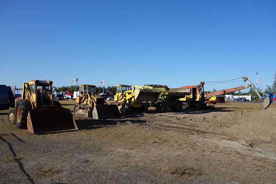 Koneet odottamassa lavettia messujen päätyttyä.