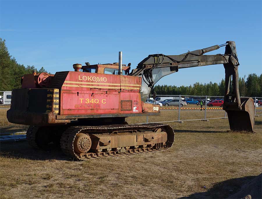 Lokomo T340 C tuli Vaittiselta Tuusulasta. Kone on viimeisiä sarjansa koneita ja se on tehty 1978. Kone on vähän ajettu, mihin syynä voi olla se, että kone oli valmistumisaikaansa jo melko vanhanaikainen ja jäi vähälle käytölle, koska modernimpia koneita tuli tilalle. Erikoista tässä koneessa on tavallista pidempi liukupuomi. Valtio on ollut koneen ensimmäinen omista.