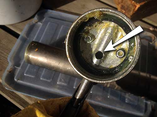 Jos reikä puuttuu niin poraa tuollainen reikä.