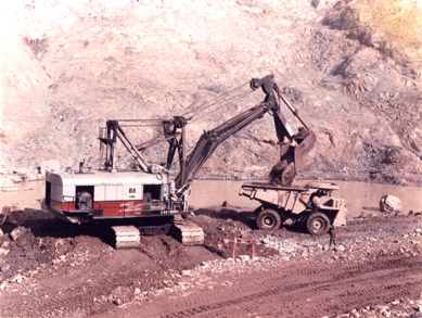 Lima 2400 kuokkakaivulaitteella.