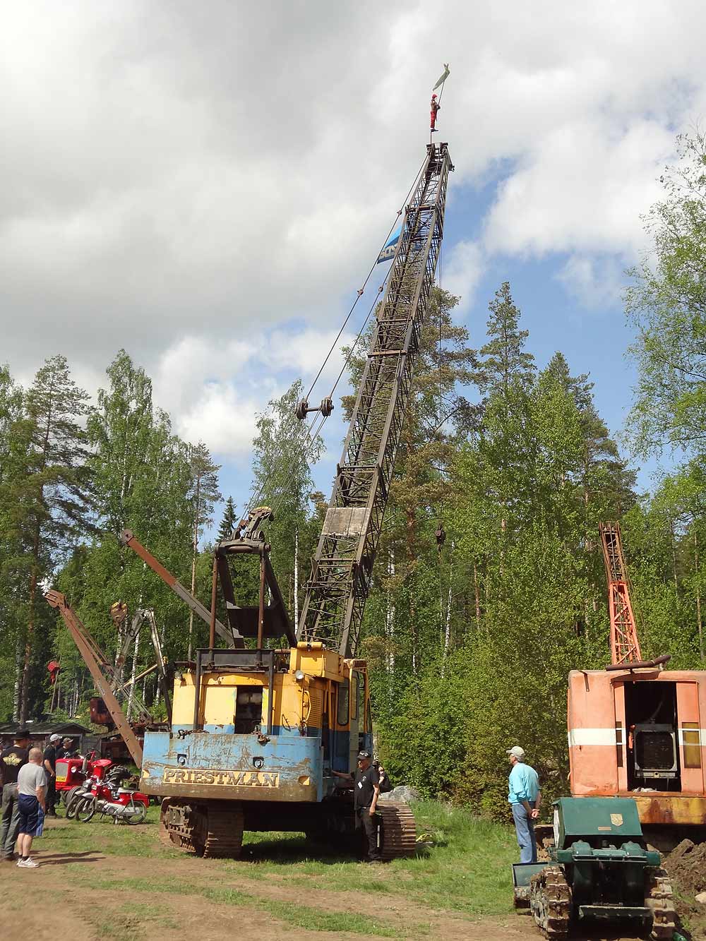 Priestman Bison BC-67 nosturi vuodelta 1964. Puomi nyt 27,5 metriä, kun yksi 3 metrin pala jäi uupumaan.
