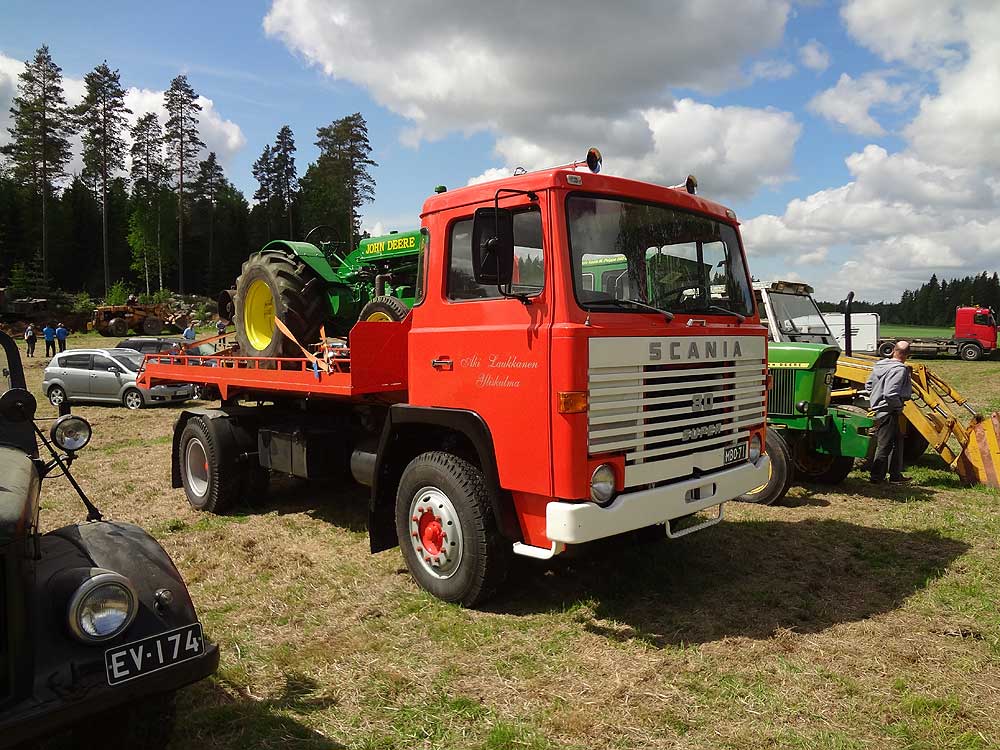 On hieno. Sekä Scania että JD.