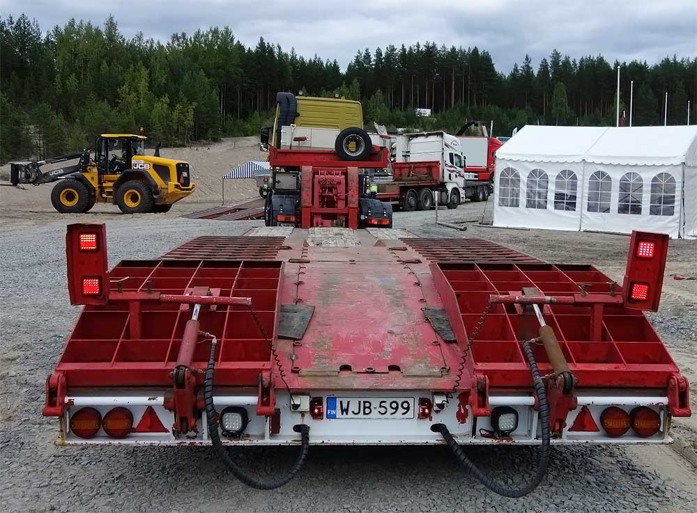 Lavettiruuhkaa Metkon maanrakennuskonealueella.
