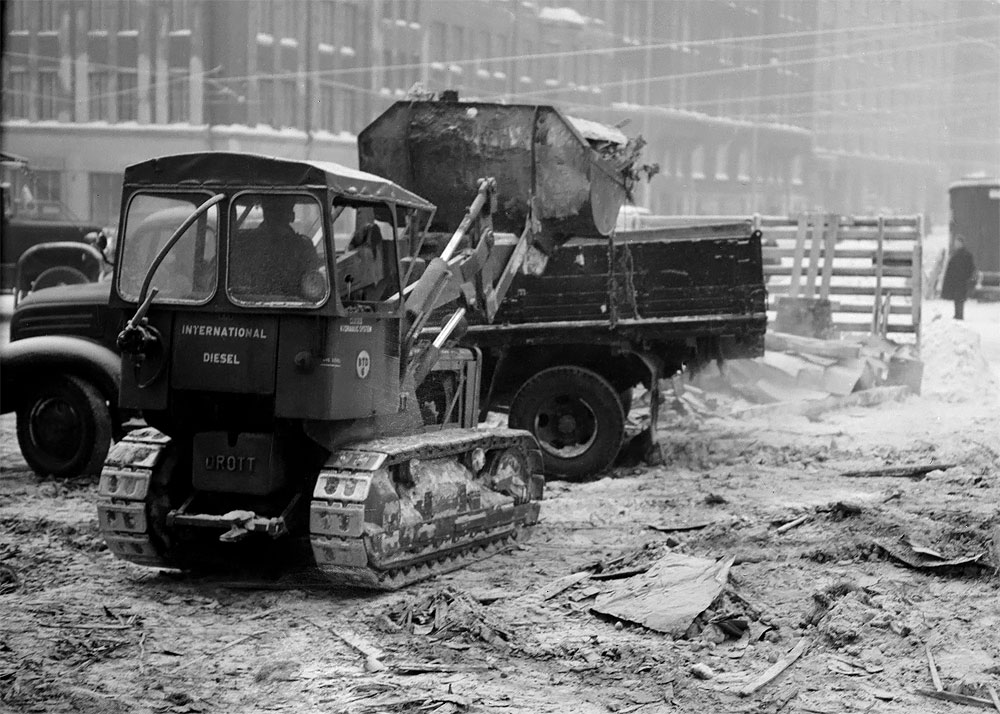 Porthaninkatu 13 (Viides linja 9) purkutyömaa vuonna 1957 (Kaupunginmuseon arkisto antoi vuosiluvuksi 1950, mikä eo voi olla oikea.) Kone on International Drott BTD6. Kuva: Kannisto Väinö, Helsingin Kaupunginmiseo.