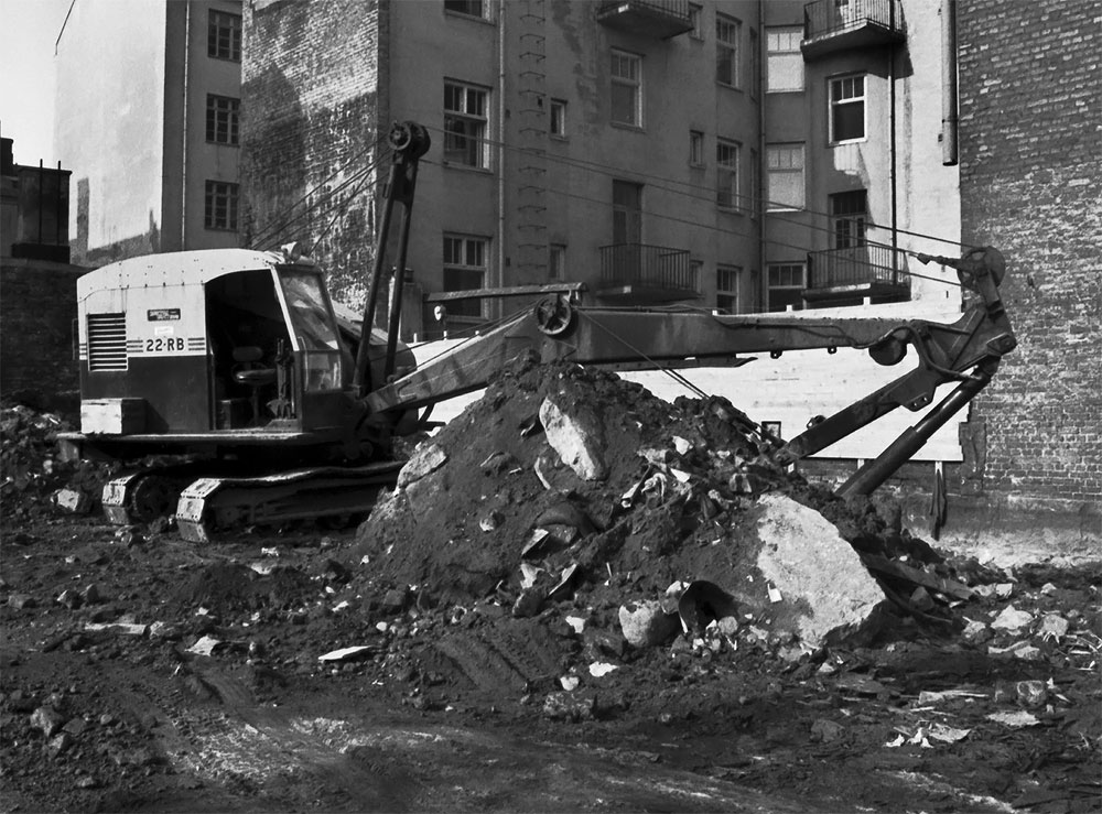 Abrahaminkatu 4. Kalevankatu 49. Rakennustyömaa, jonne Rakennustoimisto Lauri Viding Oy rakentaa kerrostalon. Näkymä Abrahaminkadun suunnalta lounaaseen, kuva on 60-70-luvun vaihteesta, kaivinkone on Ruston-Bucyrus 22-RB, kuva Rista Simo, Helsingin kaupunginmuseo.