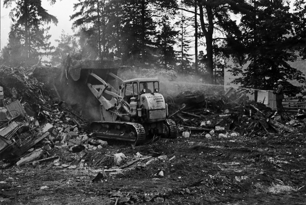 Pekkisen Caterpillar 955 Traxcavator -telakuormaaja purkutyömaalla 1970. Kuva: Rista Simo, Helsingin kaupunginmuseo.