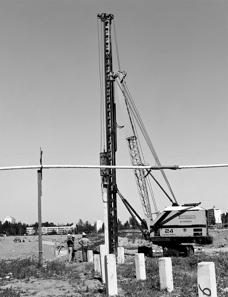 Perusyhtymän (YIT) Lokomo 24 -paalutuskone Itäkeskuksen Citymarketin työmaalla 1976. Tämä kone oli käytössä vielä 90-luvulla. Kuva: Helsingin Kaupunginmuseo, Salmela Erkki.