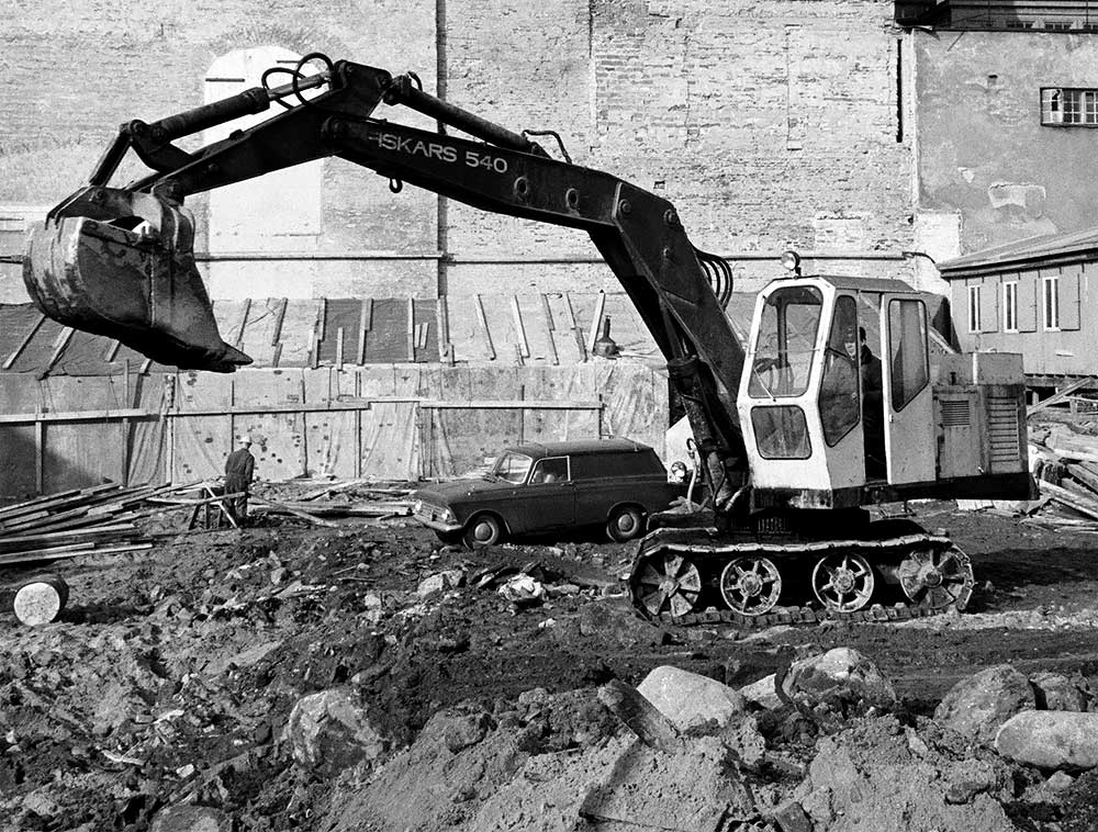 Kuva harvinaisesta Fiskars 540 -kaivinkoneesta ja Moskovits-pakusta työmaalla Pohjoisesplanadilla oli jo aikaisemmin. Tässä suurennos. Vuosi on 1970. Kuva: Helsingin Kaupunginmuseo, Hakli Kari.