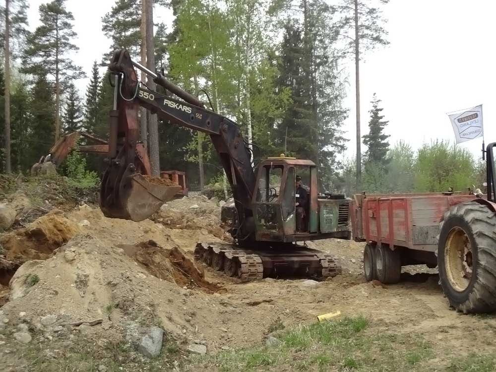 Eero kaivaa.