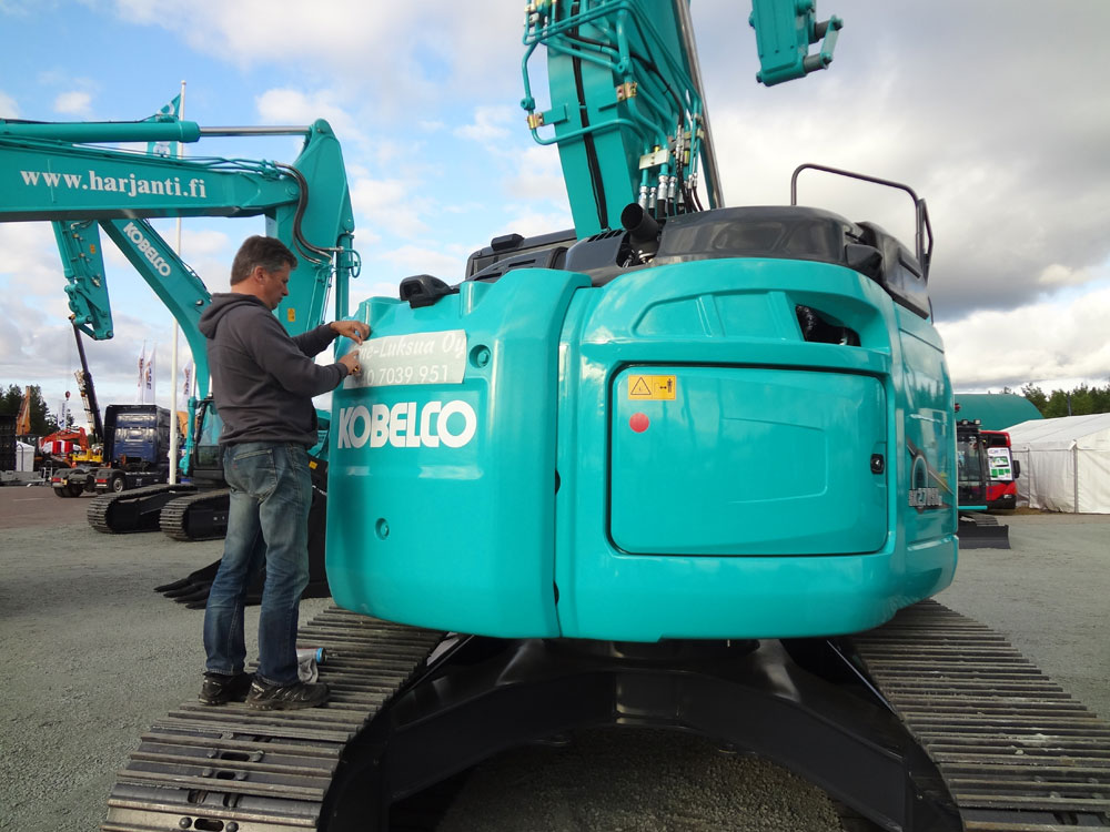 Kobelcot uuden isännän osastolla.