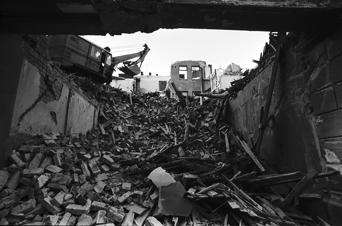 Fabianinkatu 8:n kerrostalon purkutyö 1971, Rista Simo, Helsingin kaupunginmuseon kuvakokoelma.