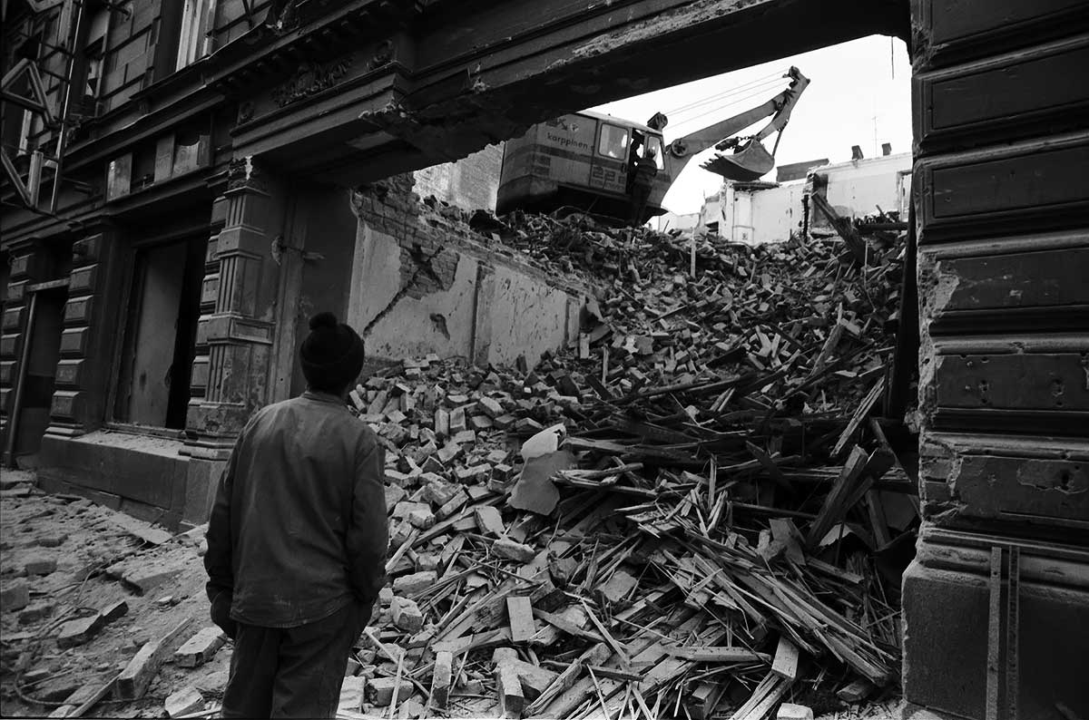 Fabianinkatu 8:n kerrostalon purkutyö 1971, Rista Simo, Helsingin kaupunginmuseon kuvakokoelma.