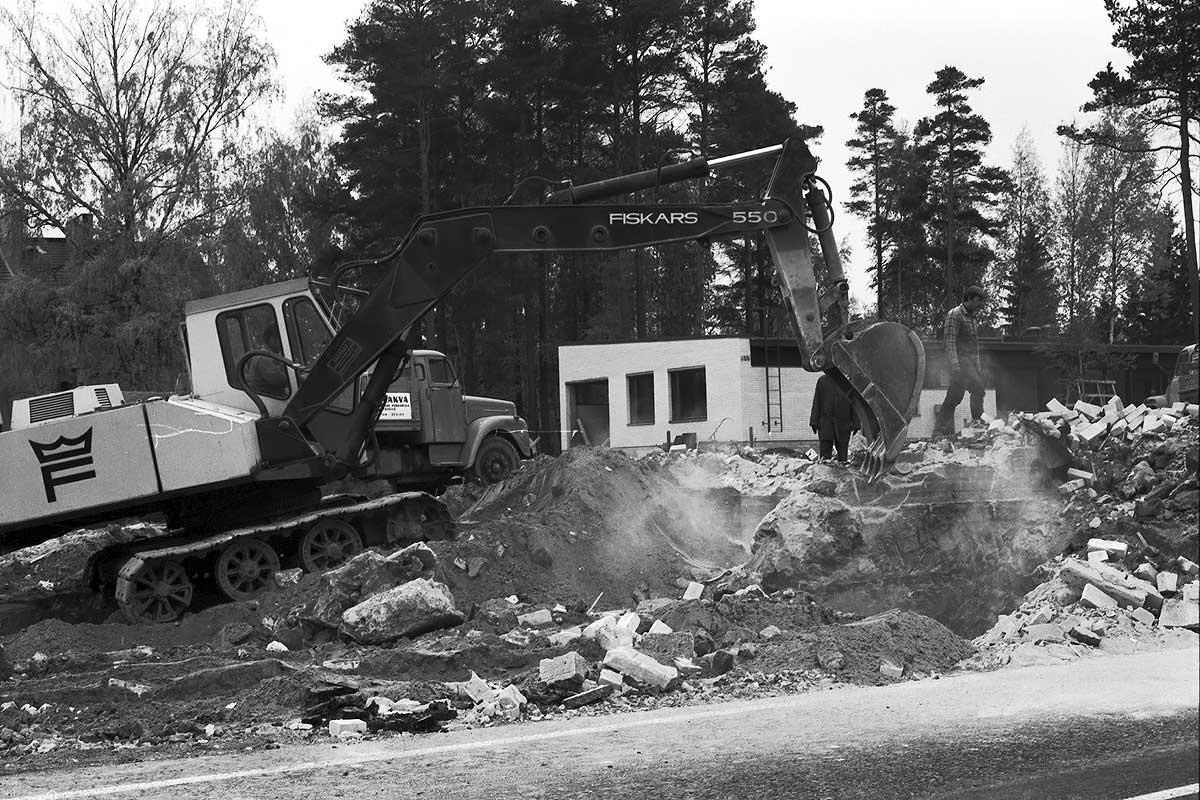Mellunkylä Vesalaan johtavan tien varrella, 10.1970, Rista Simo, Helsingin Kaupunginmuseon kuva.