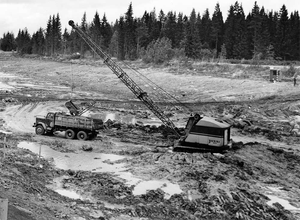 Auto Magirus-Deutz Saturn 150HD tai 200D, kaivinkone Jussi 610, kanavatyömaata Suikin lammen pohjoispäässä, Foto-Roos; Roos, Karl-Gustav, Saimaan kanava, Kansola : 466 (Liikennevirasto, 14.09.1966)