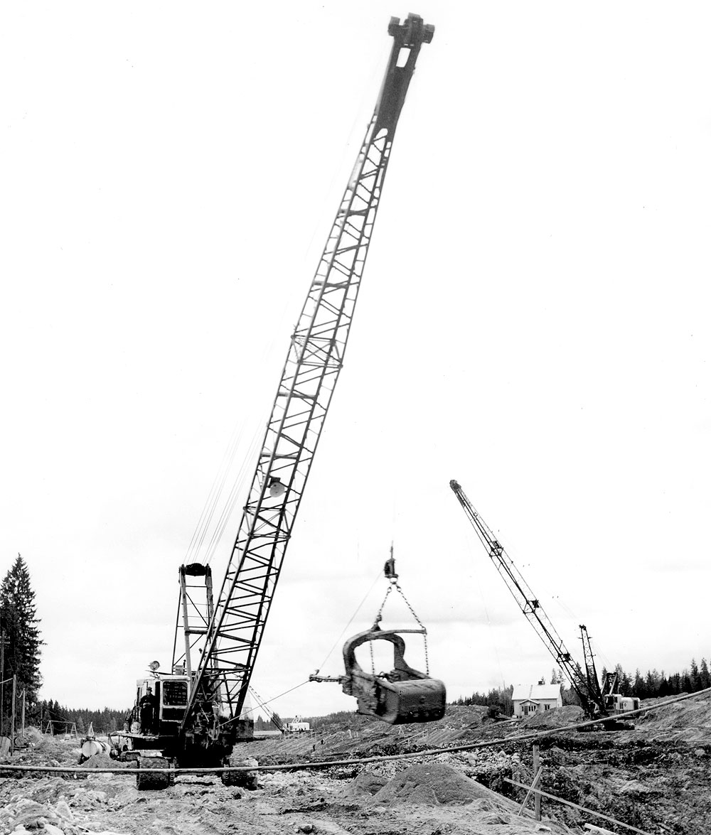 Kansolan kohdalla, kuvassa samat koneet kuin kuva 9026, Foto-Roos; Roos, Karl-Gustav, Saimaan kanava, Kansola : 455 (Liikennevirasto, 14.09.1966)