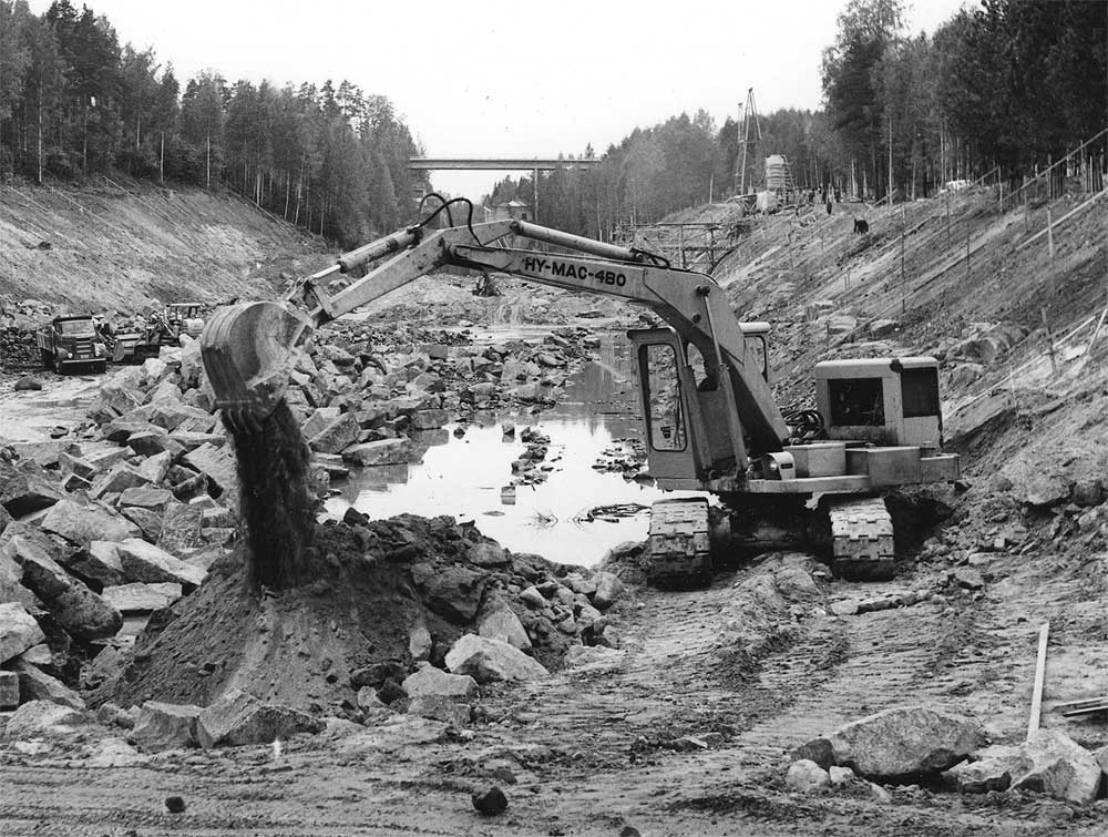 Kuvassa Sisu K-137 (?), Caterpillar 977 ja Hy-Mac 480, kanavan kaivaminen Pikku-Mustolan kohdalla, Foto-Roos; Roos, Karl-Gustav (Liikennevirasto, 1965-09-24)