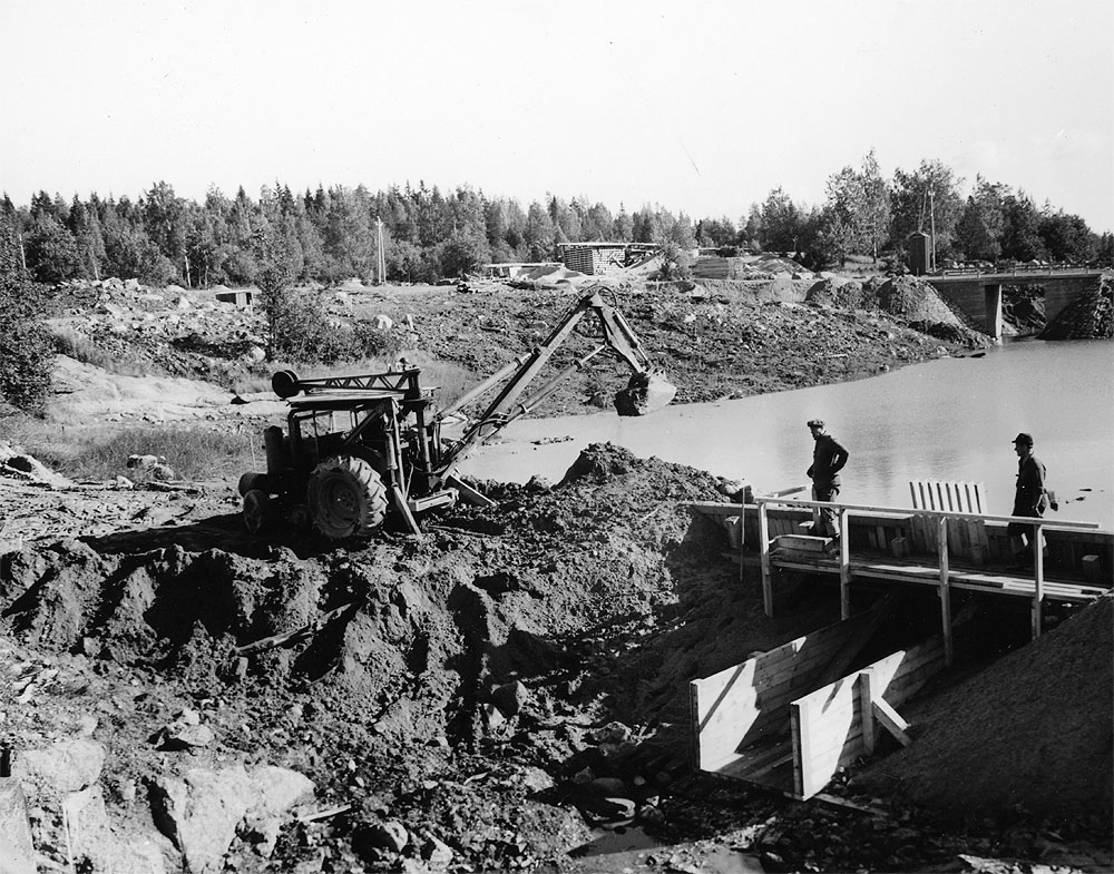 Vammas-kaivinkone, Jyrkilän ylisyöksypadon rakentaminen alkamassa Rättijärven länsireunassa, Foto-Roos; Roos, Karl-Gustav (Liikennevirasto, 1966-09-14)