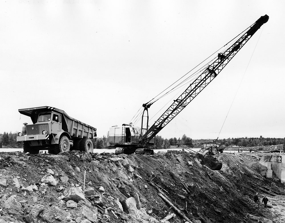Kockums KL-420 -louheauto, Ruston-Bucyrus 38-RB, Ford 4000 (?) ja Skop-O-Lift -kuormaaja, Juustilan sulun alasataman maapato, Foto-Roos; Roos, Karl-Gustav (Liikennevirasto, 1966-09-14)