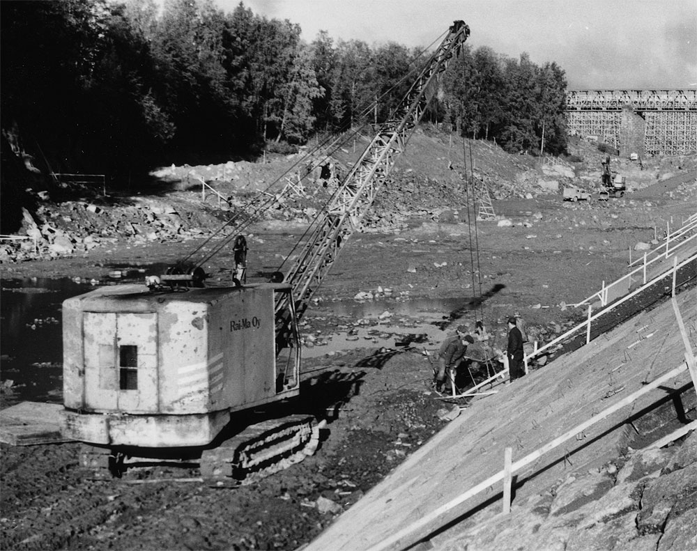 Lokomo Teräsmies 5-8 tai JT22 Rai-Ma Oy, Mälkiän rautatiesilta, luiskaverhouksen laatoitustyö, Foto-Roos; Roos, Karl-Gustav (Liikennevirasto, 1966-09-14).