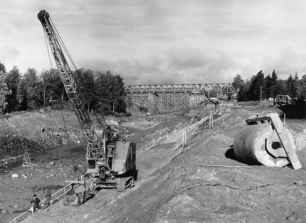Lokomo Teräsmies JT22, taaempana Lokomo 43E ja 22E ja Ruston-Bucyrus 22-RB, kanavan rakentaminen Mälkiän rautatiesillan kohdalla, Foto-Roos; Roos, Karl-Gustav (Liikennevirasto, 1966-09-14).
