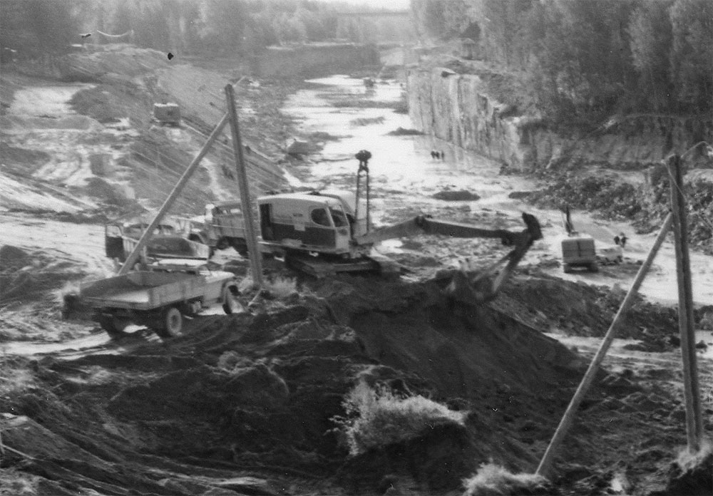 Ruston-Bucyrus 22-RB, sen luona Fargo D-407, tuntematon kuorma.auto, Magirus-Deutz, taustalla 2 kpl Lokomo Teräsmies JT22, Jussi ja LOkomo 43E, osasuurennos edellisestä kuvasta.