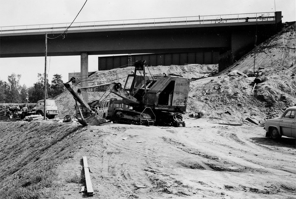 Lokomo Teräsmies JT22, Bedford K, Land Rover, Ranault Dauphine, Mälkiän sulun yläsataman rakentaminen, Foto-Roos; Roos, Karl-Gustav (Liikennevirasto, 1967-07-05).