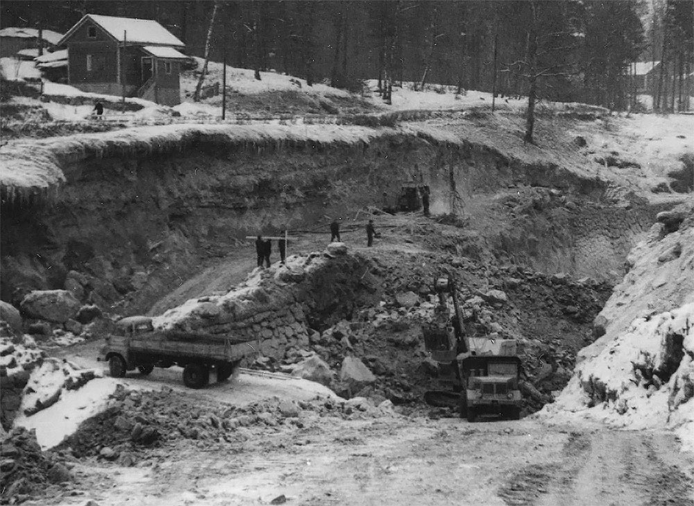 Bedford RSHC5 (?), Lokomo Teräsmies JT43, Aveling-Barford SN25 tai SN30 -louheauto, Foto-Roos; Roos, Karl-Gustav (Liikennevirasto, 1965).