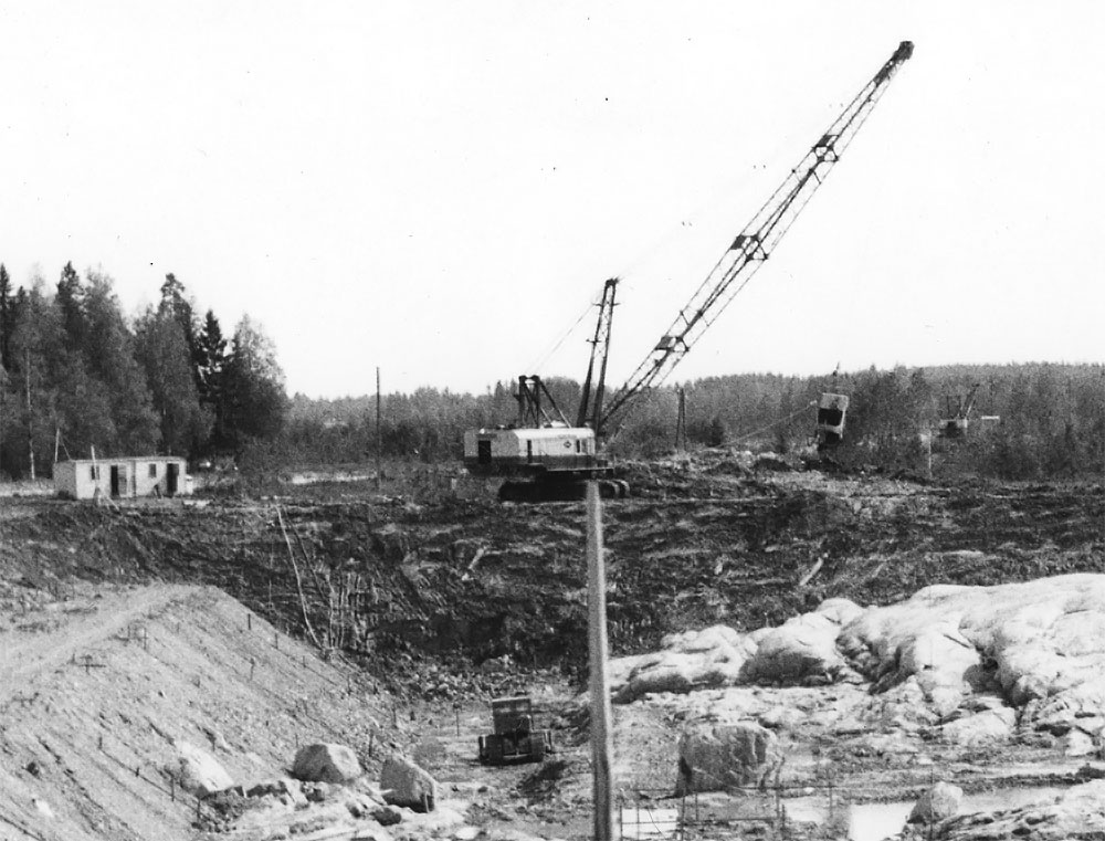 Lima 2400 Pellonraivaus Oy/Perusyhtymä. Allis-Chalmers HD21, kanavan kaivaminen Soskuan alapuolella, Kuva-Rumpu; Rumpu, Olli (Liikennevirasto, 1966).