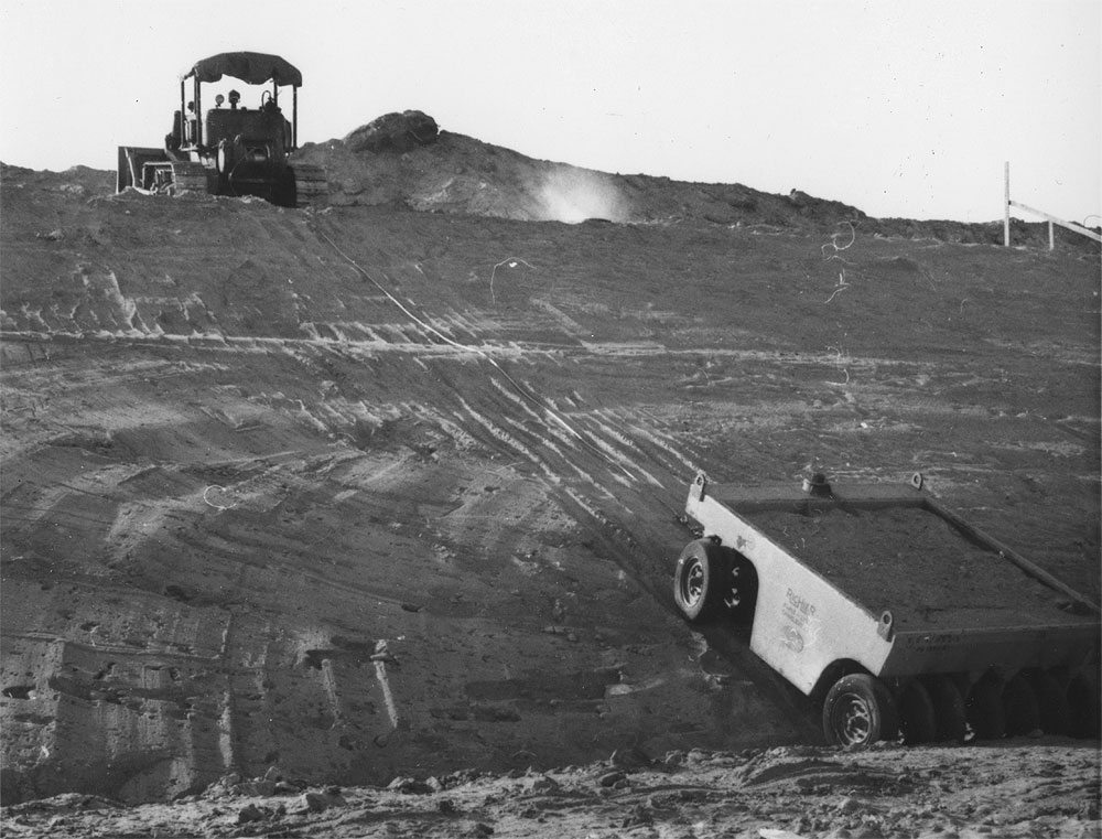 Luiskan tiivistämistä jyrällä, Allis-Chalmers -puskutraktori, Richier-jyrä, Kuva-Rumpu; Rumpu, Olli, Liikennevirasto.