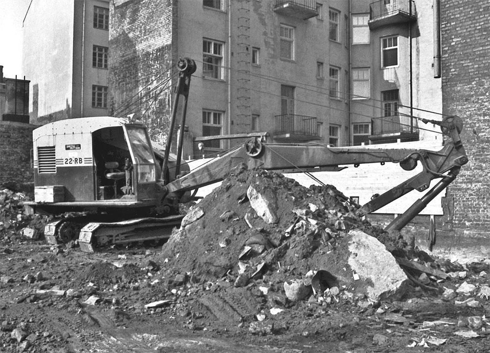 Abrahaminkatu 4. Kalevankatu 49. Rakennustyömaa, jonne Rakennustoimisto Lauri Viding Oy rakentaa kerrostalon, kaivinkone on Ruston-Bucyrus 22-RB, kuva Rista Simo 1970, Helsingin kaupunginmuseo.