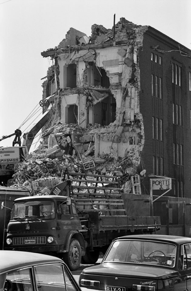 Helsingin kaupunginmuseo, Lemminkäinen Oy:n talon purettu pääty Hakaniemenkadulla 1974, valokuva Rista Eeva.