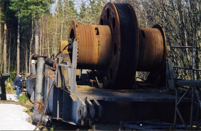 Tässä saattaa hyvinkin olla järein kuokkakaivulaitteen puomi, mitä tässä maassa on ollut. Vaikka kaivu tapahtui tavanomaisen kuokkakaivun tavoin, oli kauha pistokaivukoneesta tyhjennysluukun kera. Tämä siksi, että kauhaa tyhjennettäessä ei silloin tarvinnut vetää pääpuomia ylöspäin. Energiaa ja aikaa säästyi, kun päästi vaan luukun kauhan takana auki.